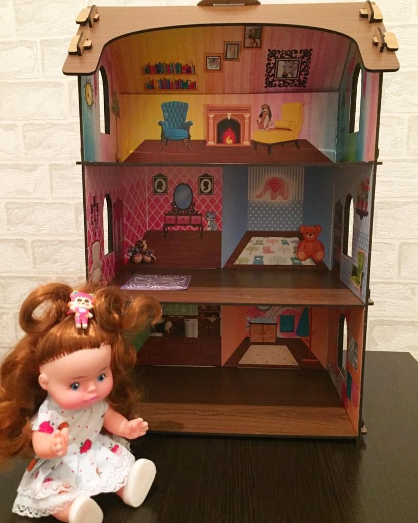 Домик для кукол с цветными обоями