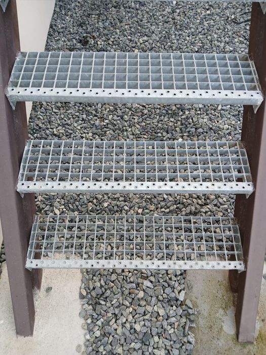 Trepte zincate pentru scari