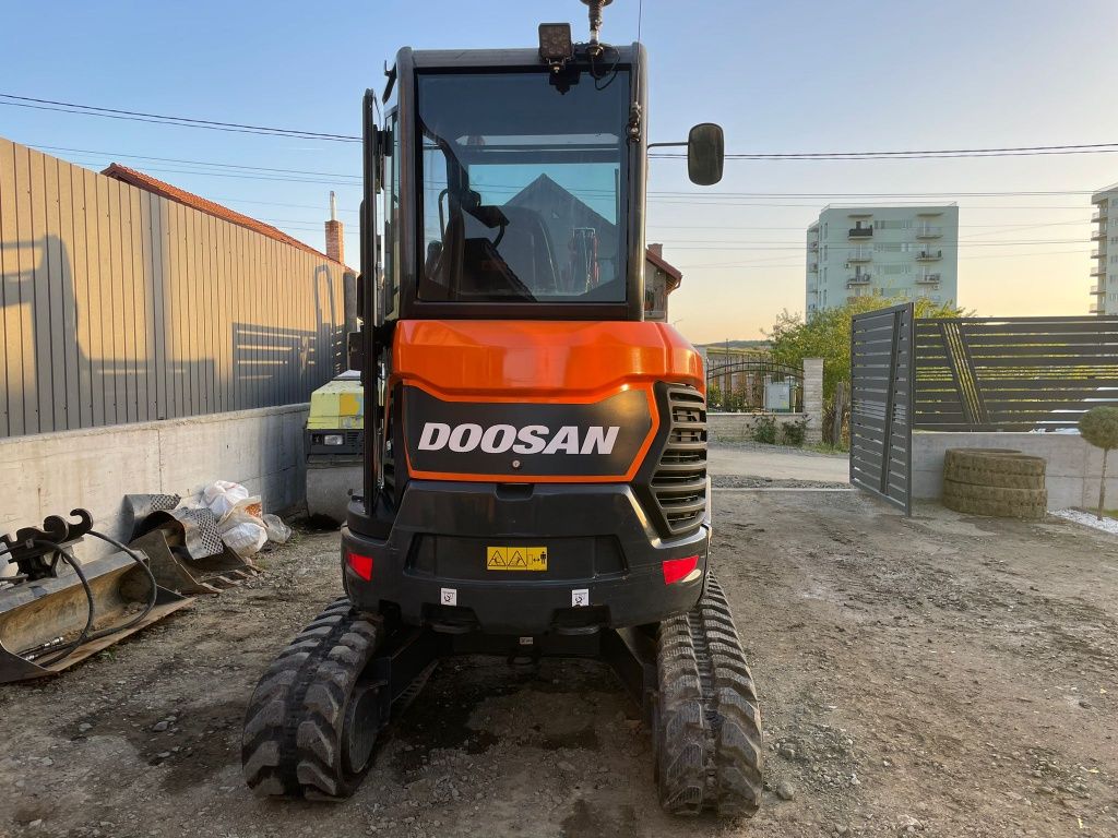 Miniexcavator doosan dx27z ( bobcat e27z )