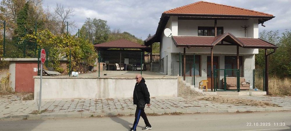 ПАНАГЮРИЩЕ ДАВАМ втори етаж от обзаведена санирана къща с отделен вход