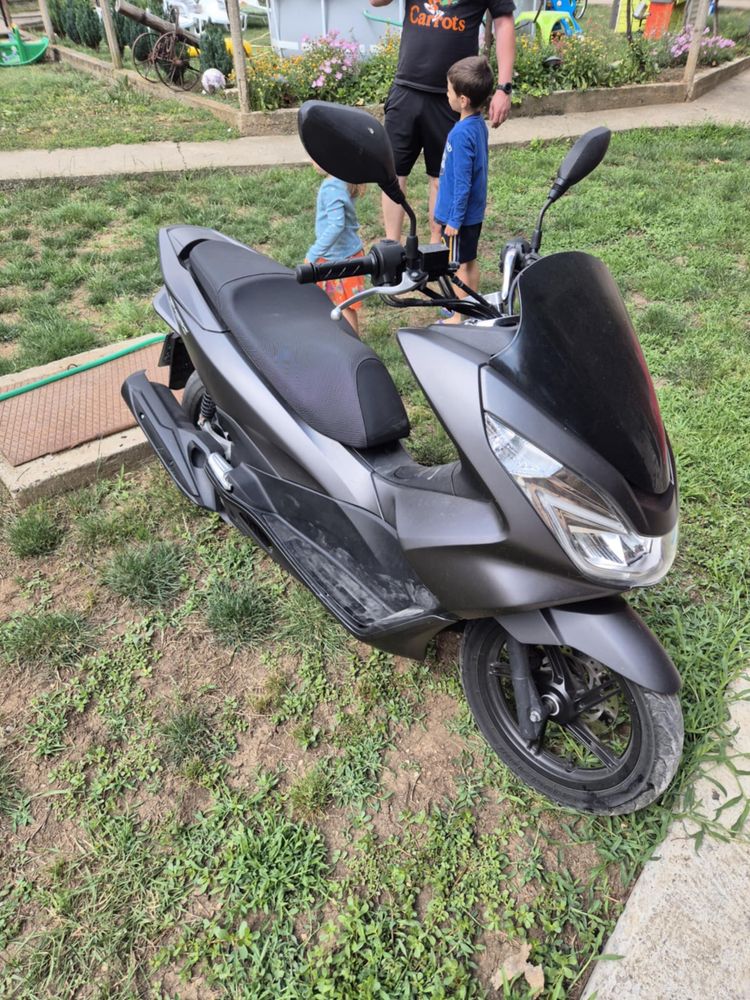 Продавам Honda PCX 125