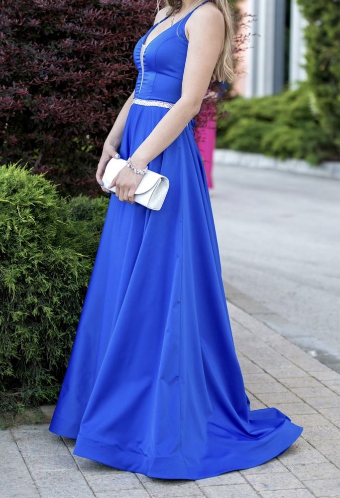 Абитуриентска рокля - цвят кралско синьо