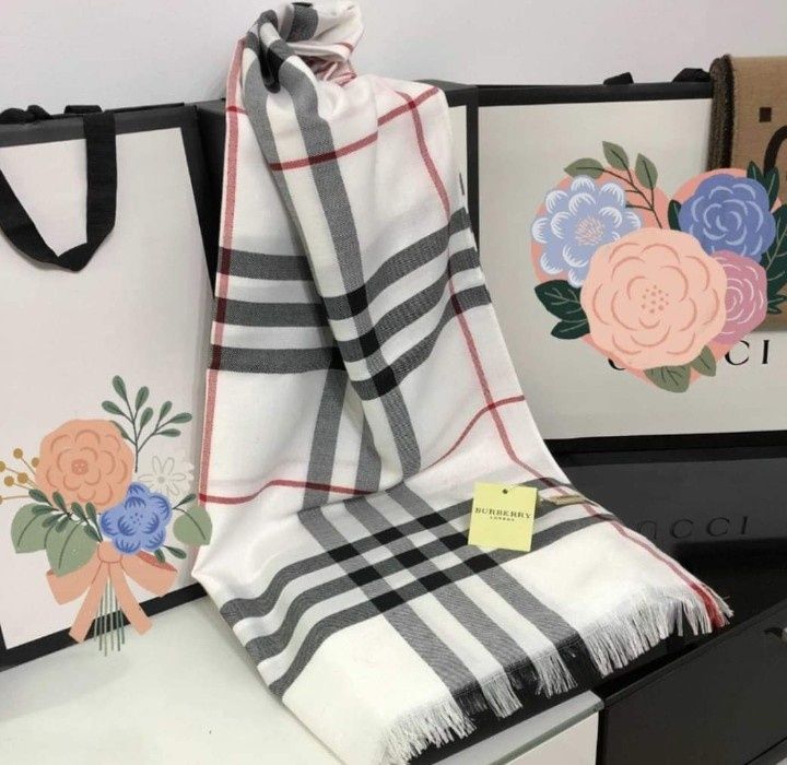 Esarfa Burbbery,logo brodat, model unisex, saculet, etichetă