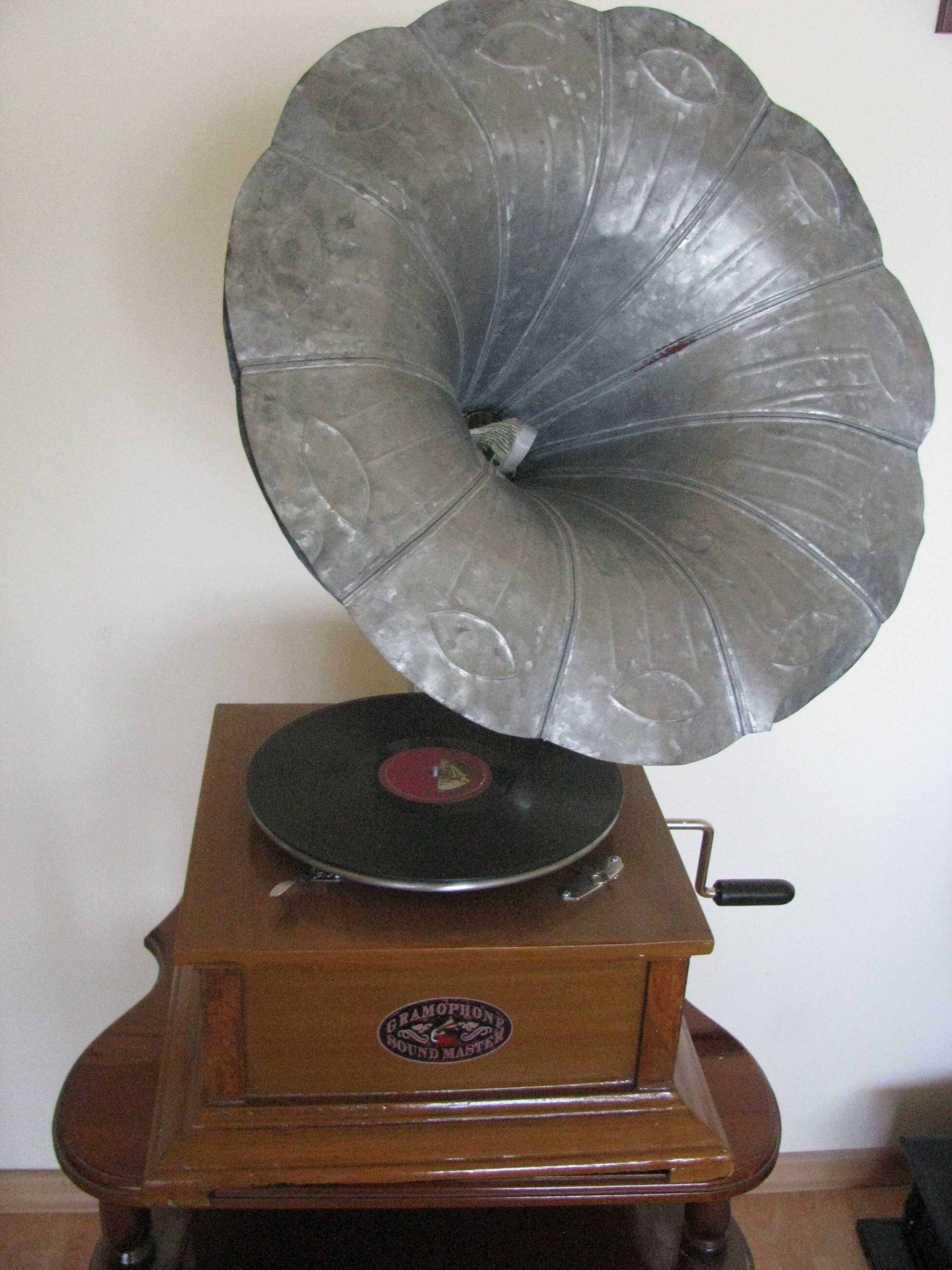 Грамофон с фуния- реплика на HMV