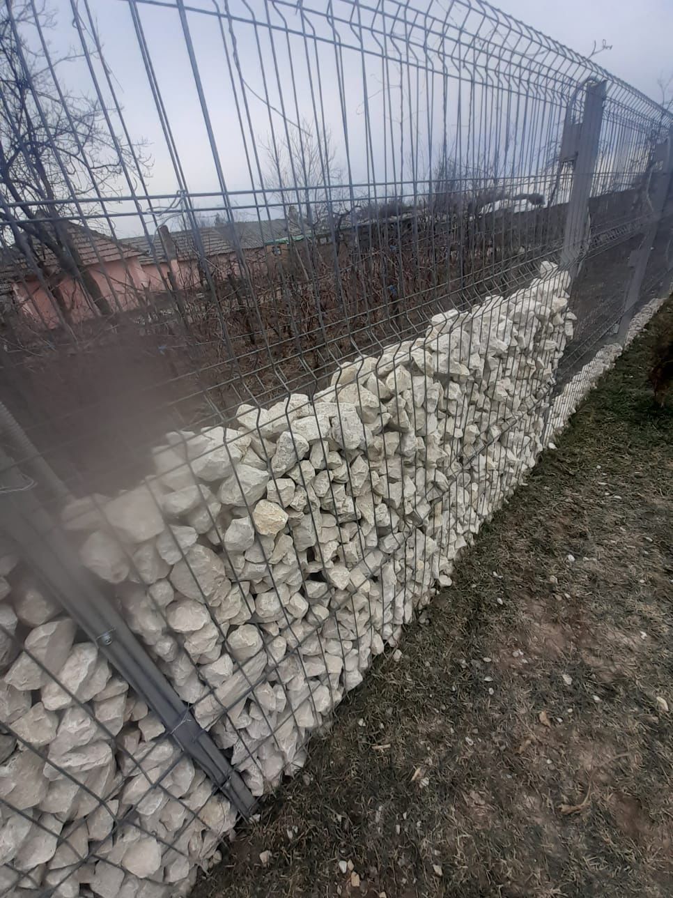 Piatra alba de calcar pentru garduri gabioane amenajări exterioare