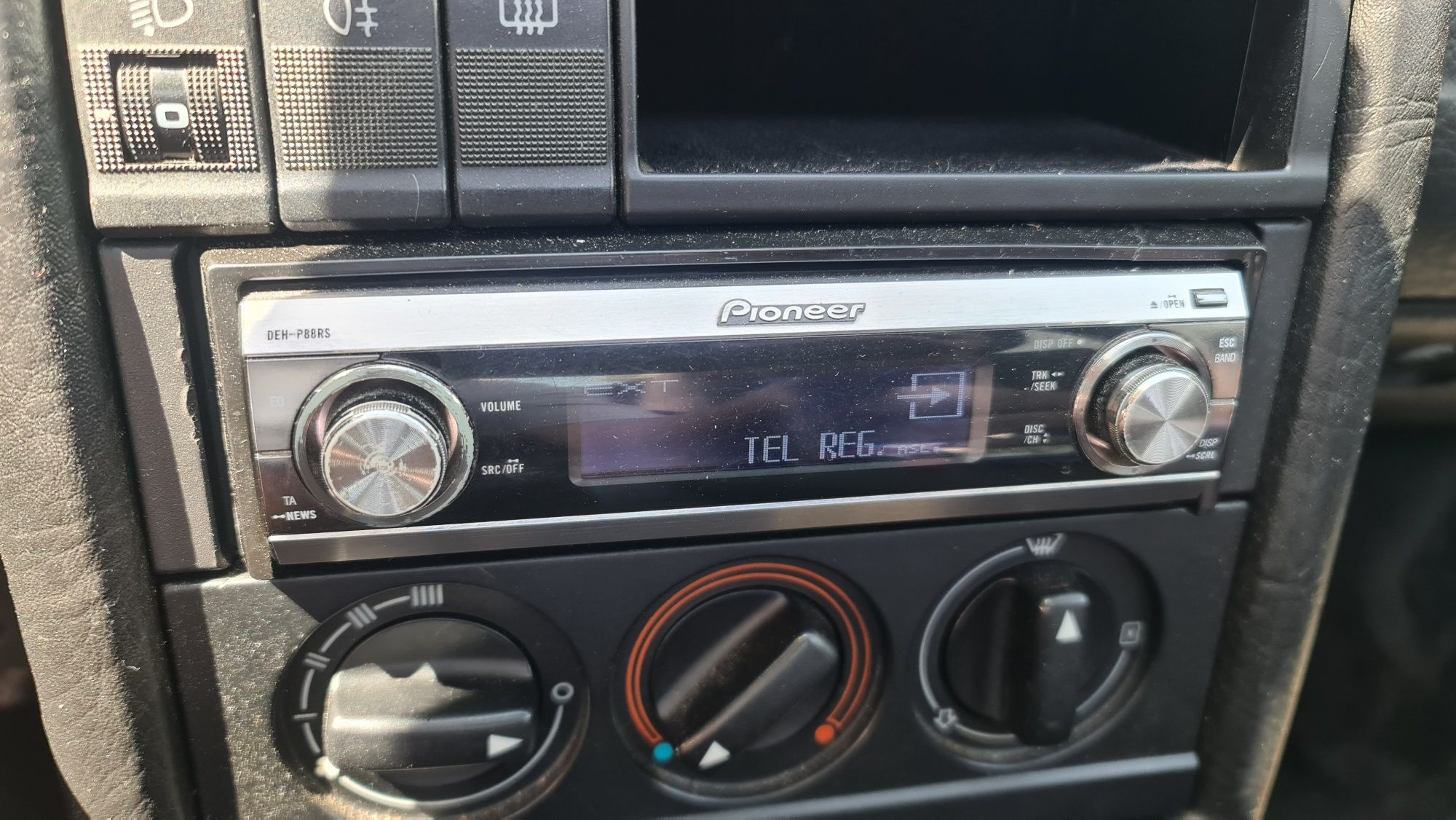 Pioneer deh p88 rs cu bluetooth si ipod amplif genesis si zapco morel