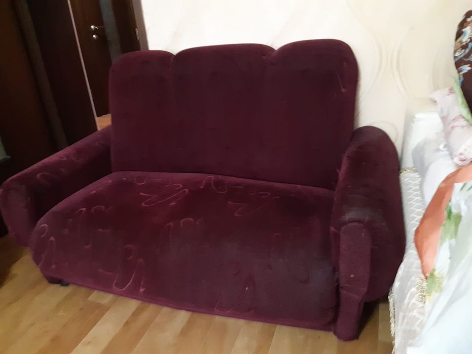 Малый диван на пружине в хорошем состоянии