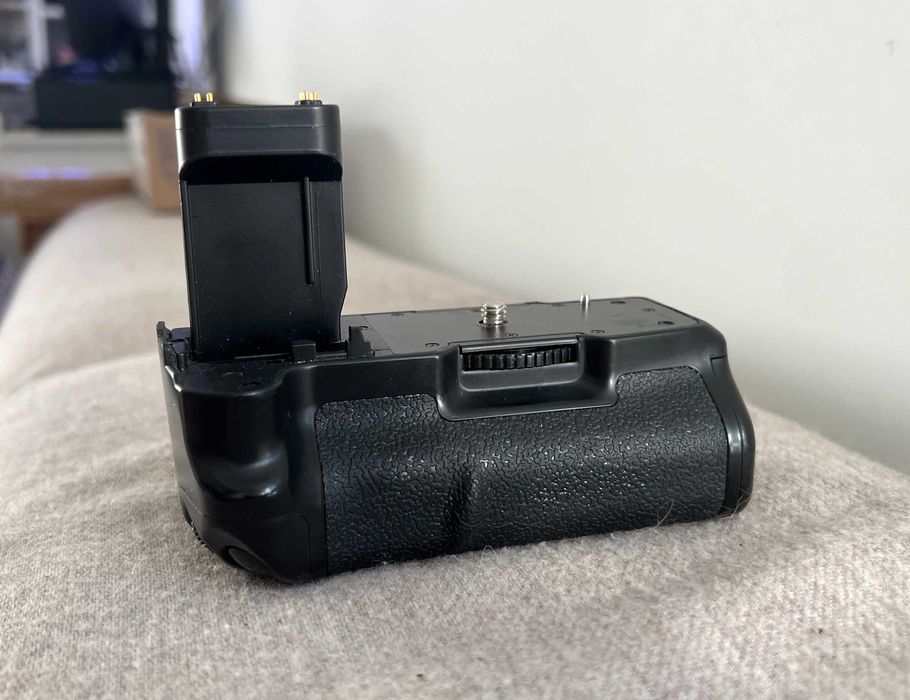 Grip Canon BP 400 battery pack pentru Canon EOS 300D DSLR