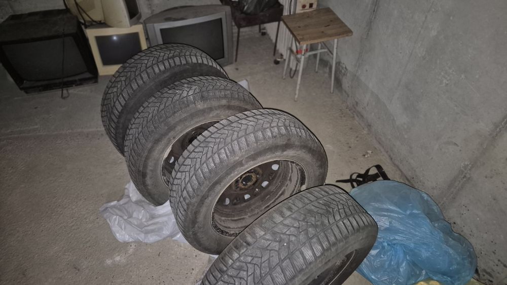 Vand jante cu cauciucuri Dunlop 215/65/16 de iarnă