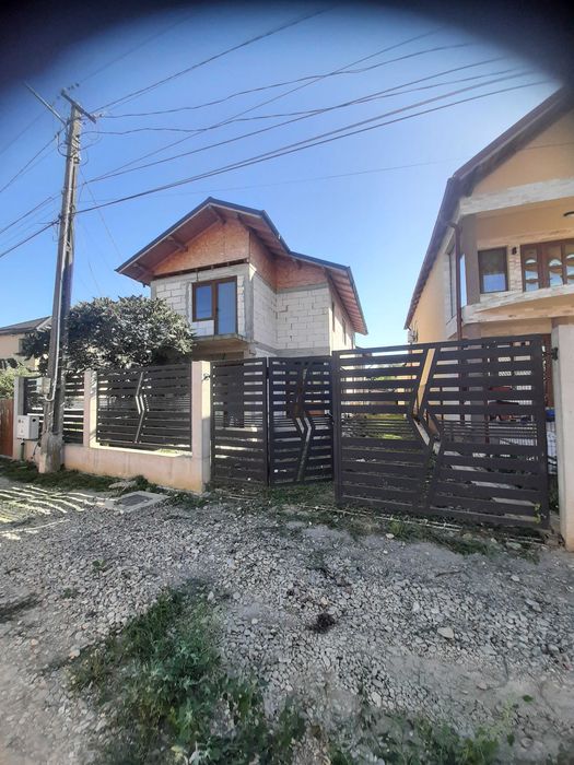 Casa la rosu cu etaj