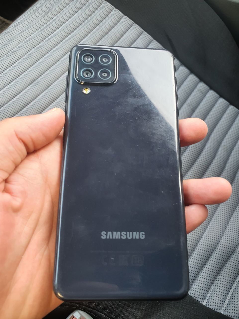 Samsung A22 xolati urta pasida azgina singan joyi bor