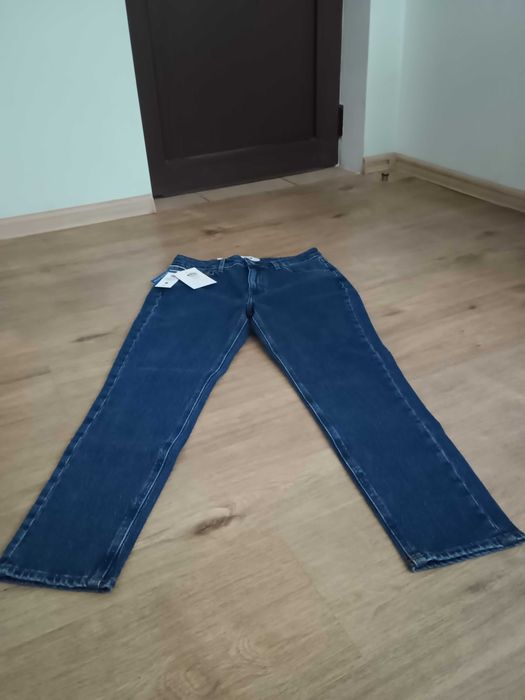 Чисто нови дамски дънки