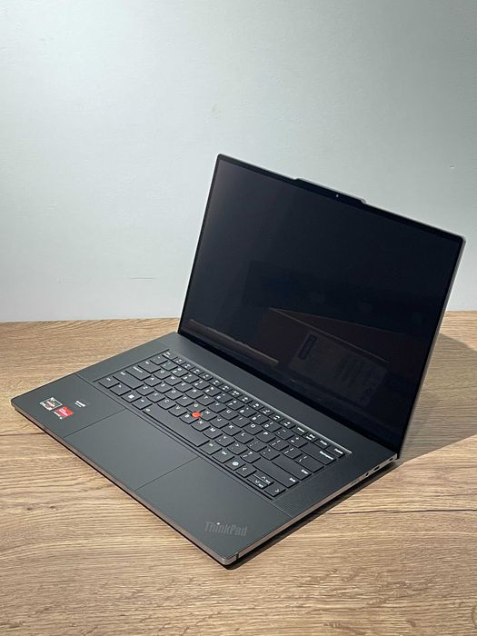 Lenovo ThinkPad Z16 16" OLED AMD Ryzen 7 32GB Radeon RX 6500M 2TB SSD