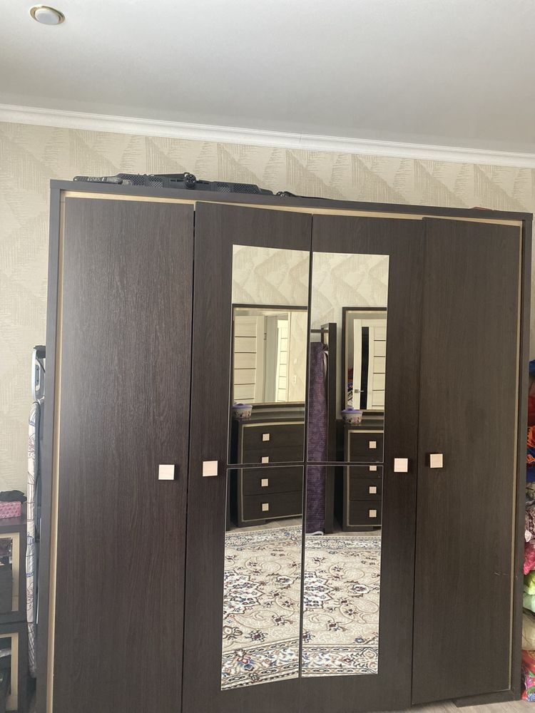коричневый шкаф с зеркалами