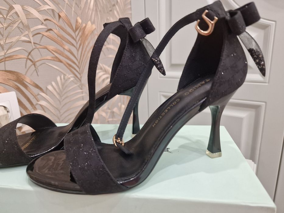 Новые нарядные босоножки