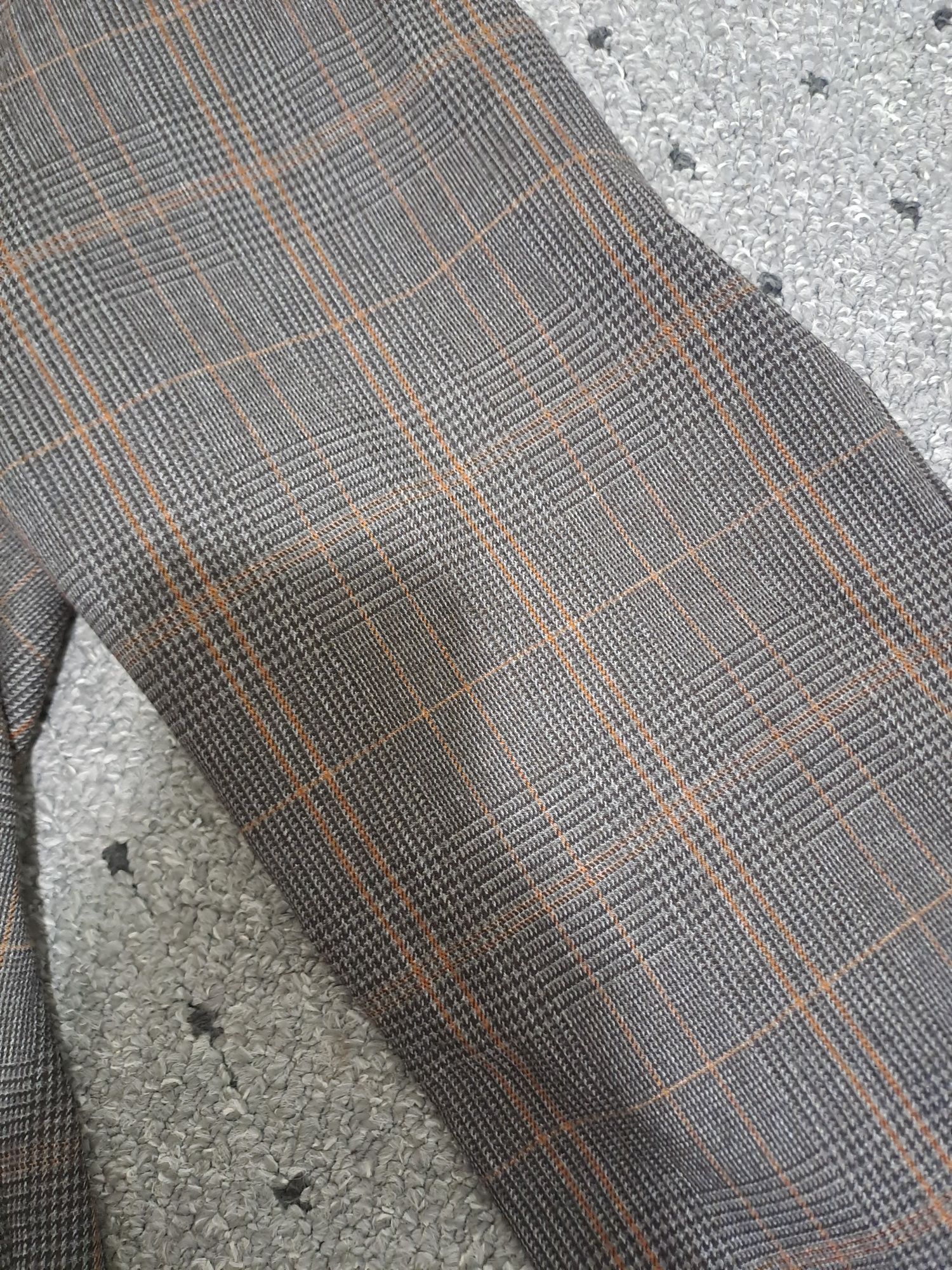 Pantaloni în carouri
