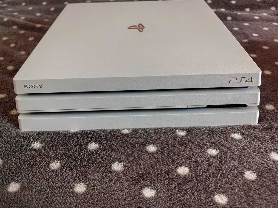 PS4 Pro alb 2 manete și jocuri incluse