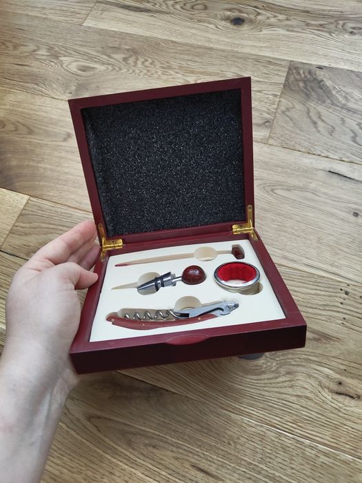 Set accesorii pentru vin - nou, nefolosit, în cutie elegantă din lemn