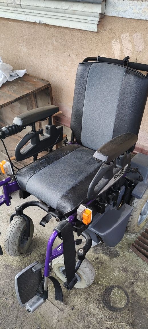 Carucior electric pentru persoane cu dizabilități motorii