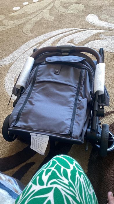 Коляска прогулочная. Собирается одним щелчком.