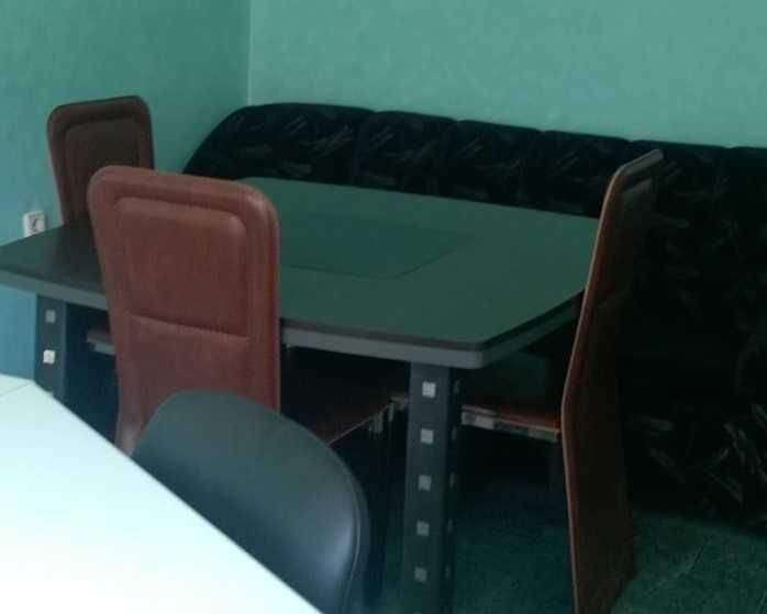Маса квадратна с частично  кожен плот за офис или дневна.