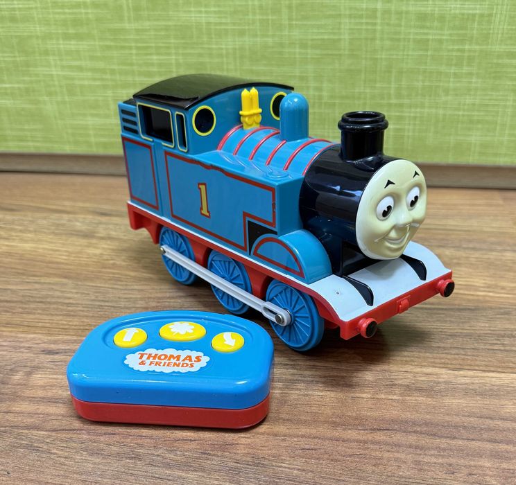 Игрушка паровозик Томас с пультом управления, выпускает настоящий пар