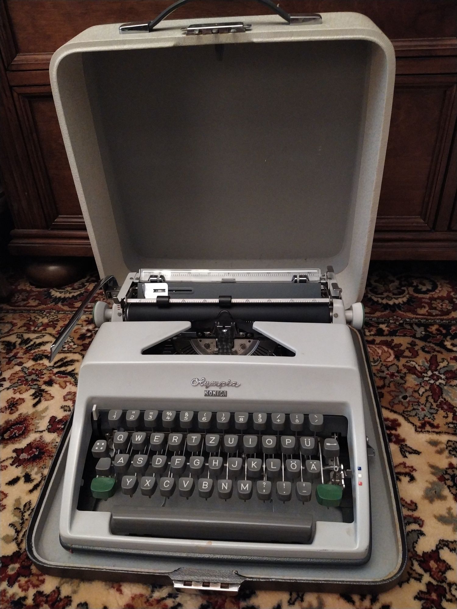 Mașina de scris de colecție Olympia Monica