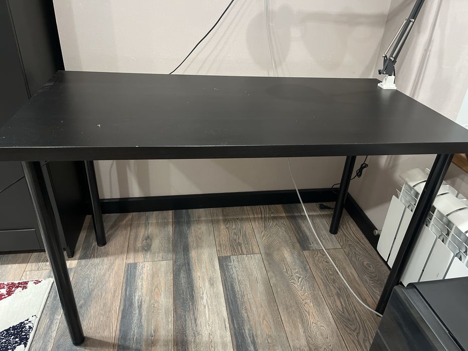 Стол с прикрепной лампой