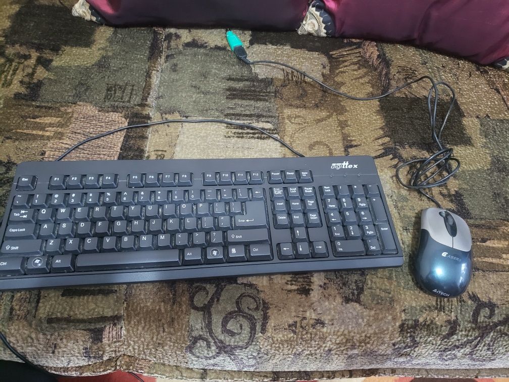 Monitor hp ,tastatura si mouse,la pachet