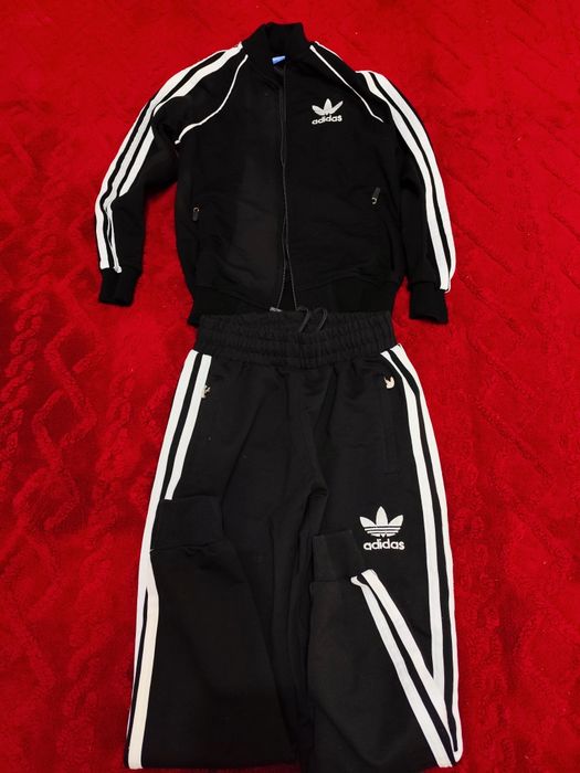 Vând trening Adidas pentru 10 ani folosit doar la sport in stare bună