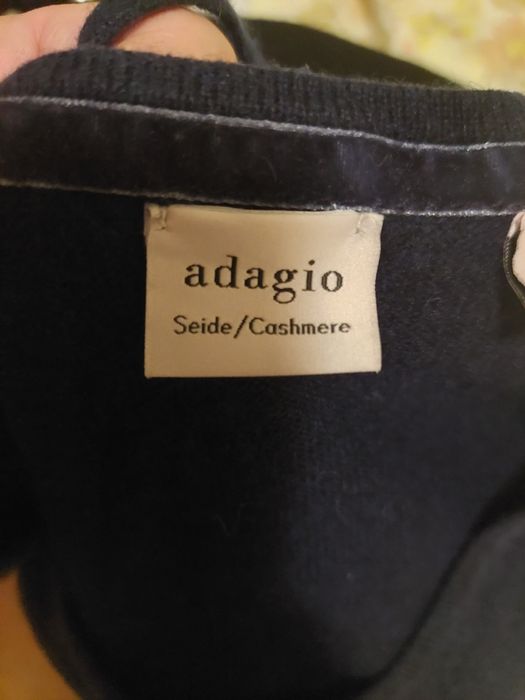 100 % кашмир ,тъмно син цвят.