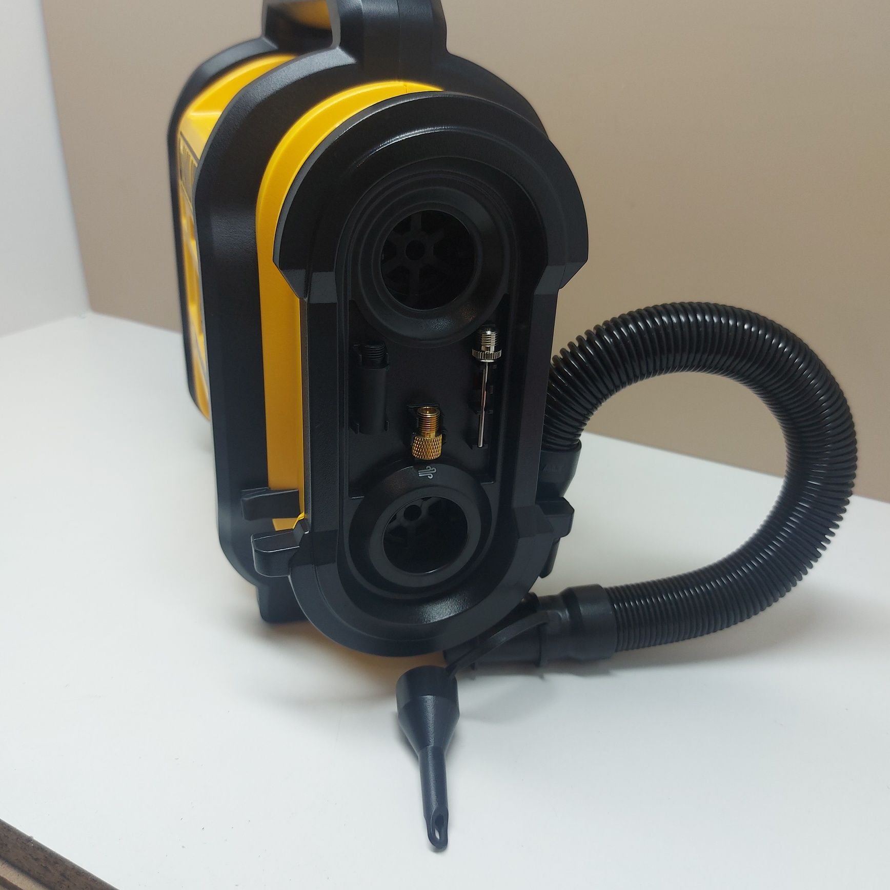 Акумулаторен компресор DeWALT DCC018N