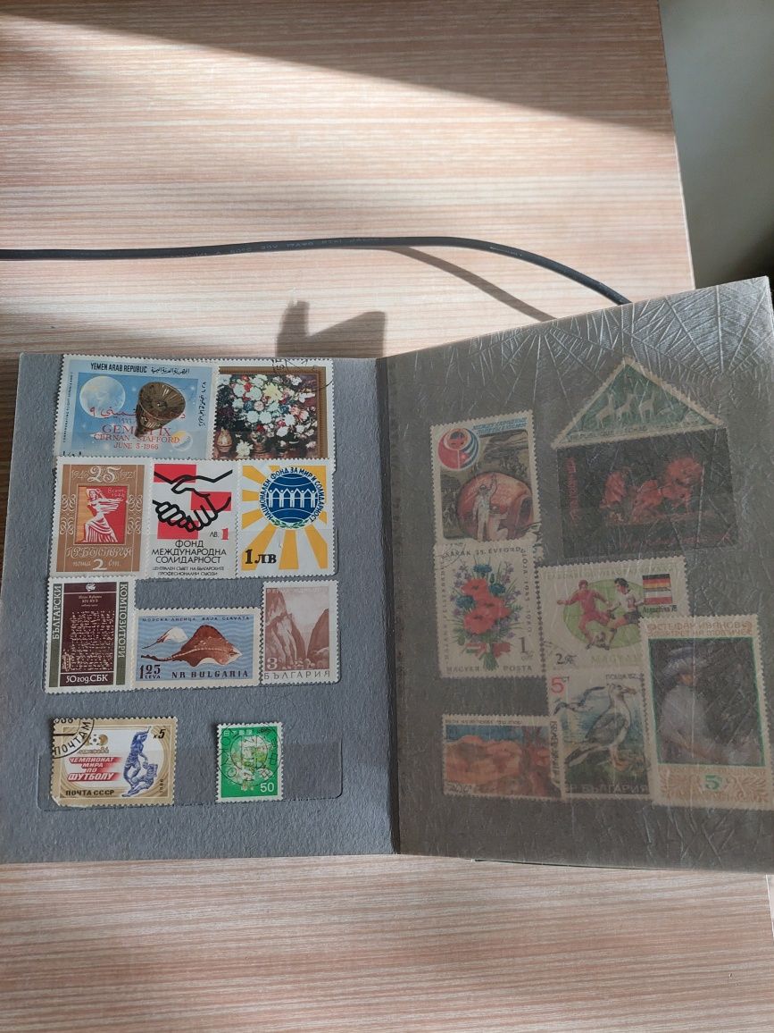 Колекция от ценни марки в класьори