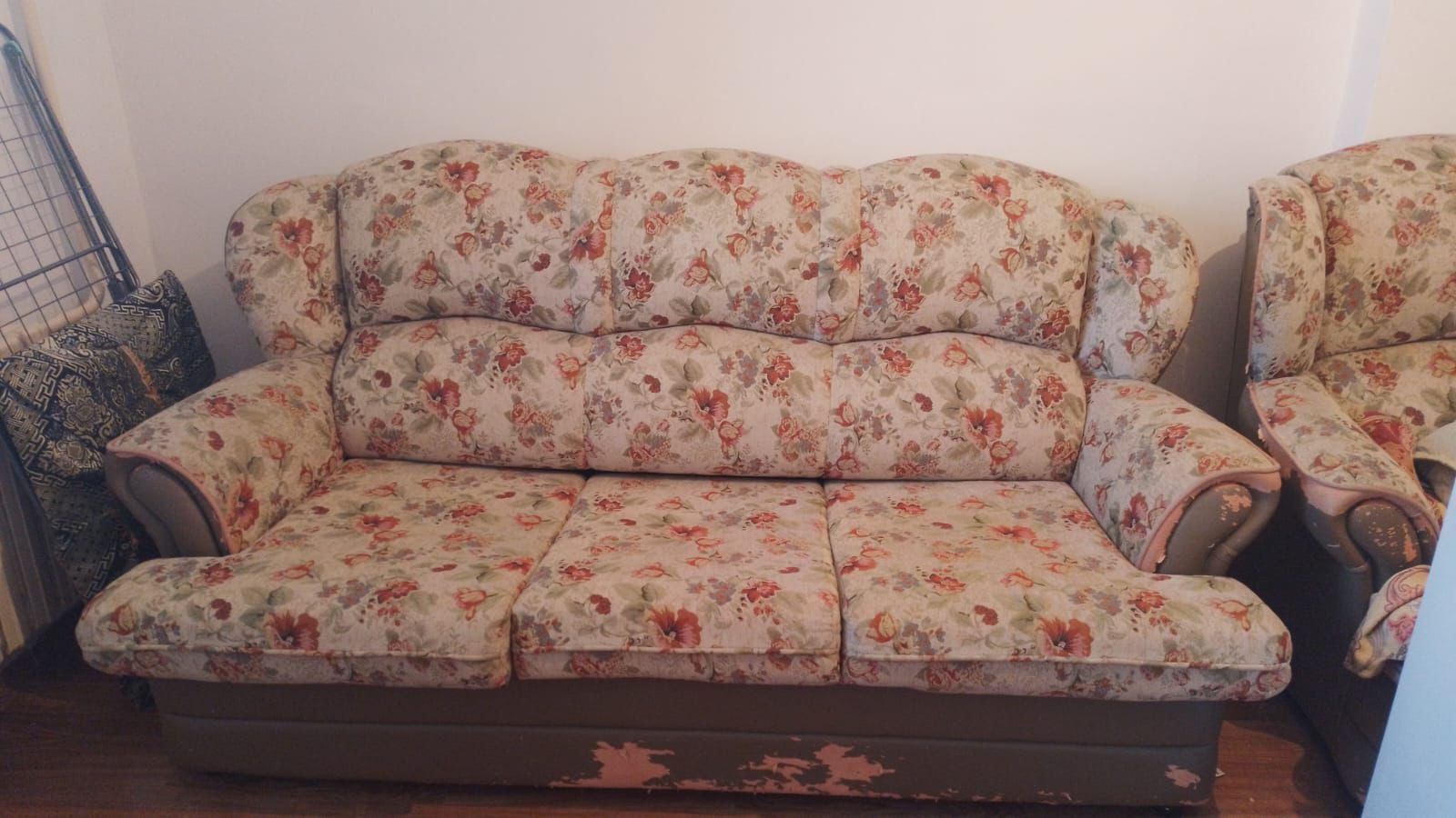Срочно продам диван в хорошем состаяние