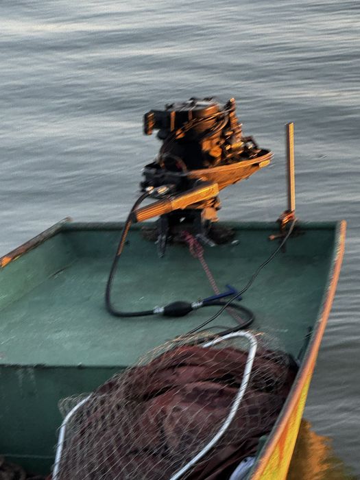 Vand barca de tabla  si  motor mercury de 5cp 4t