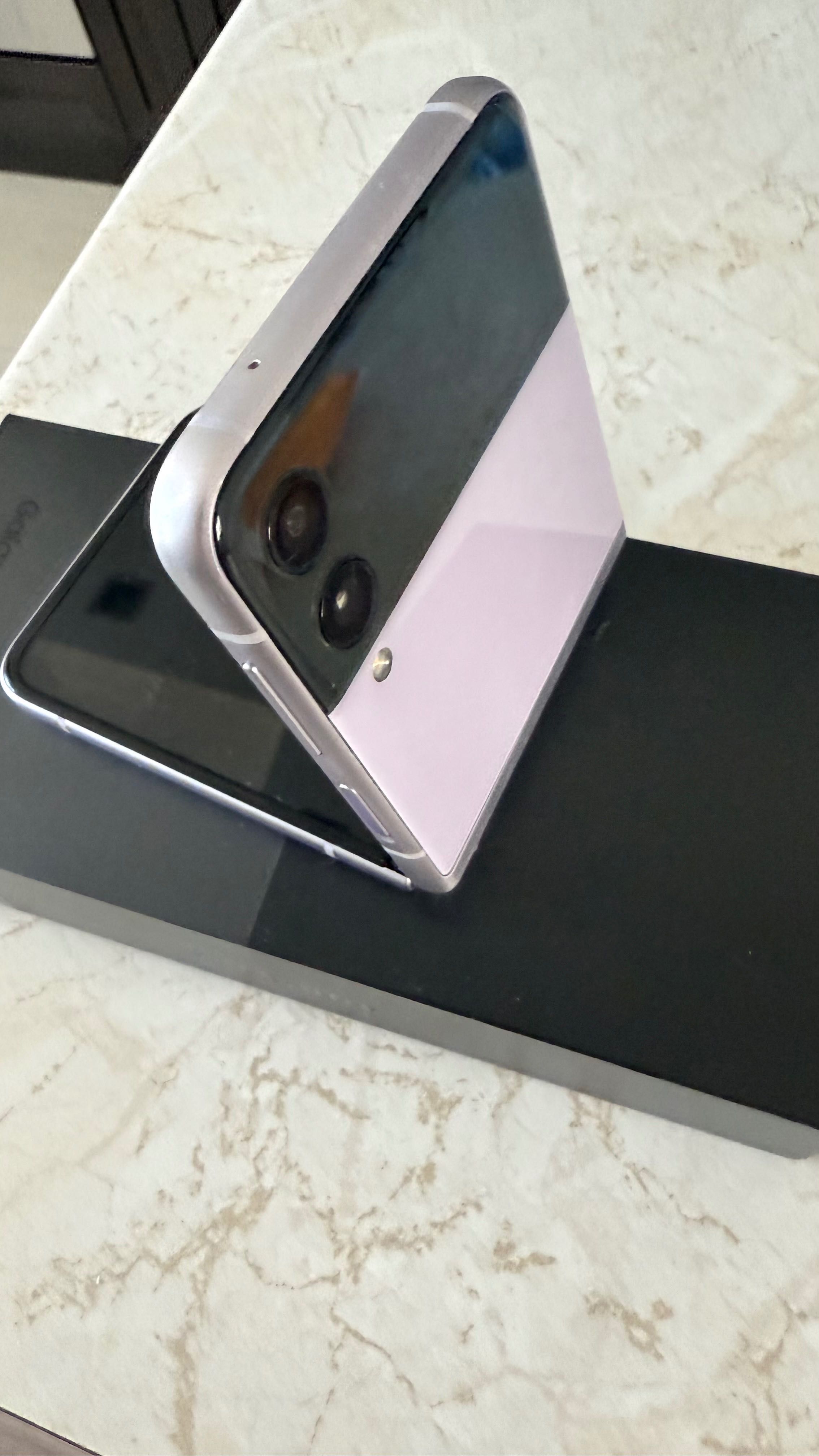 Продавам Samsung Galaxy Z Flip3  5G  128 gb