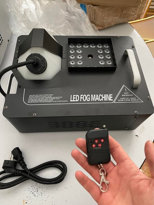 Aparat/Masina de fum vertical 24 LED-uri 1500W