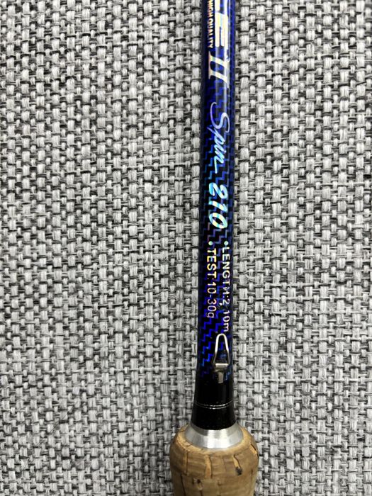 Bat de spinning 210 din doua bucati cu husa rigida de protectie