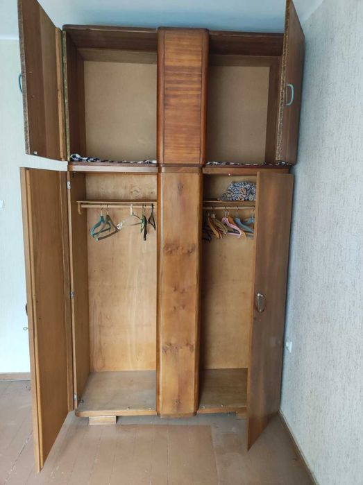 Продавам старинен гардероб и столове