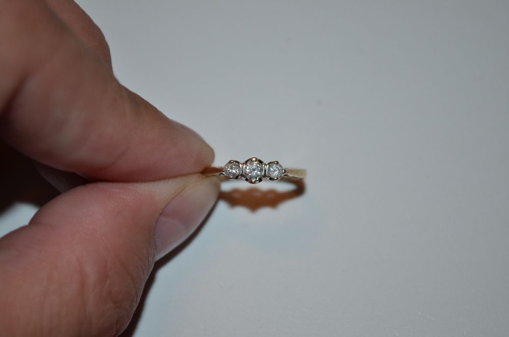 INEL AUR 9K + 3 Diamante = 0.25ct - Marcat - 2g. - Anglia - Vintage !