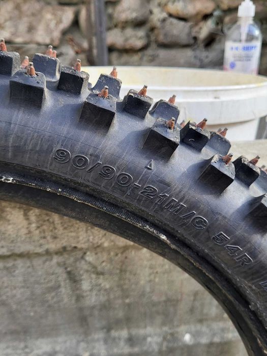 Vand cauciucuri ENDURO cu cuie vidia