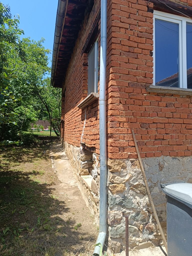 Къща с двор и лятна кухня