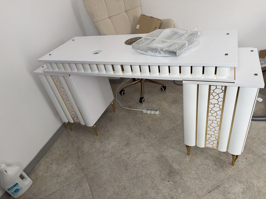 Masa manichiura foarte buna cu aspirator incorporat