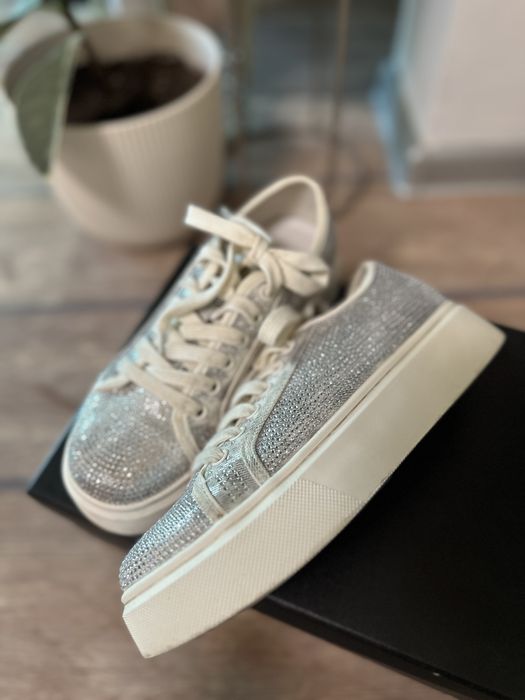 Дамски спортни обувки от текстил с камъни – бял цвят