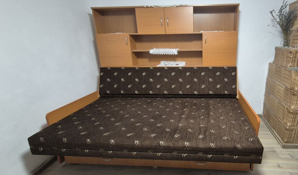 Pat dormitor cu vitrina