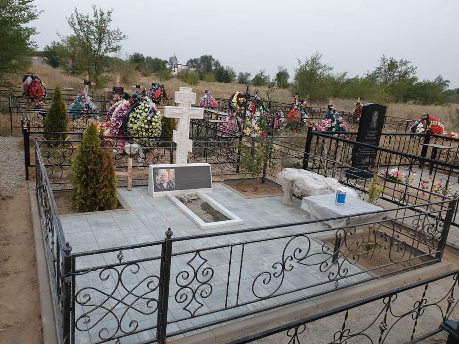 Памятники оградки таблички