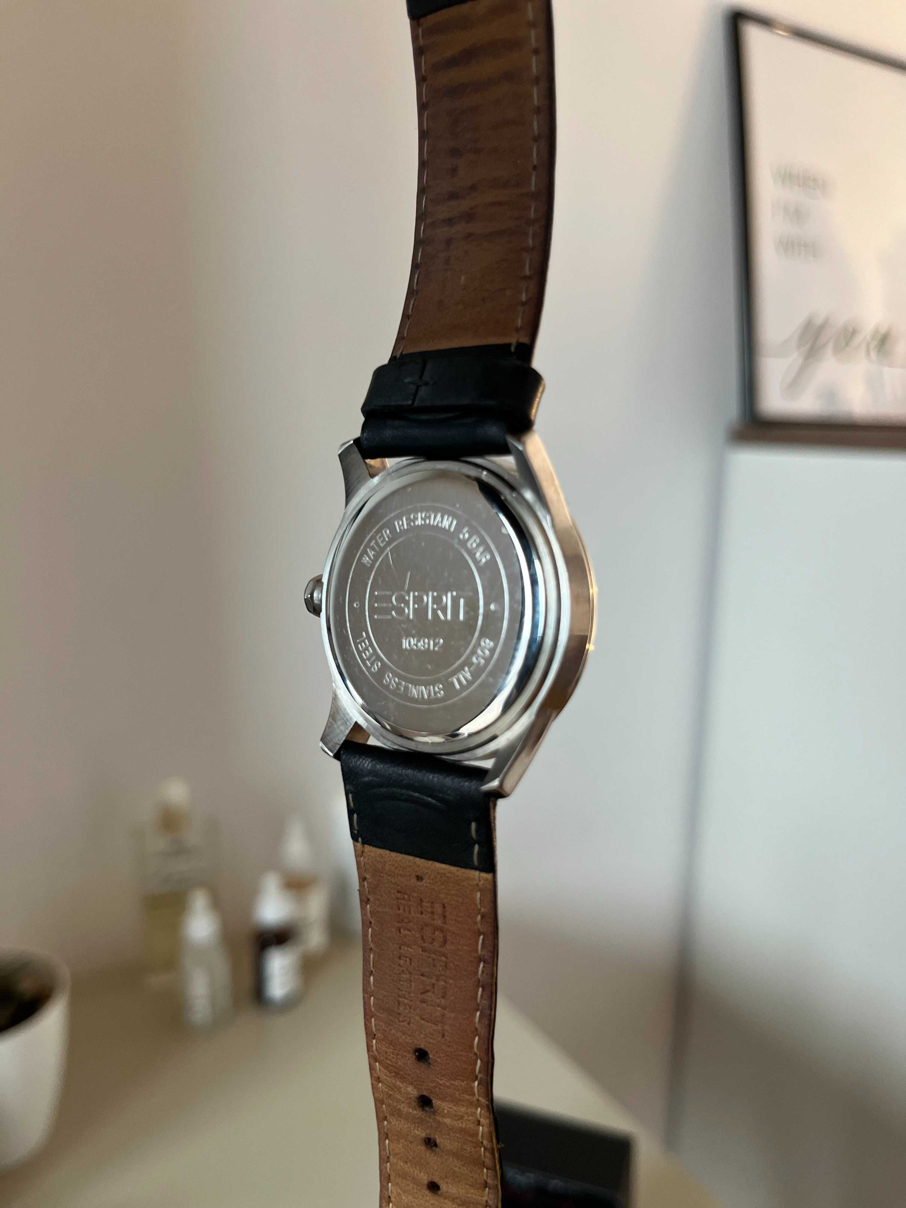 Дамски часовник Esprit Peona ES105912 – кварцов, с кожена каишка