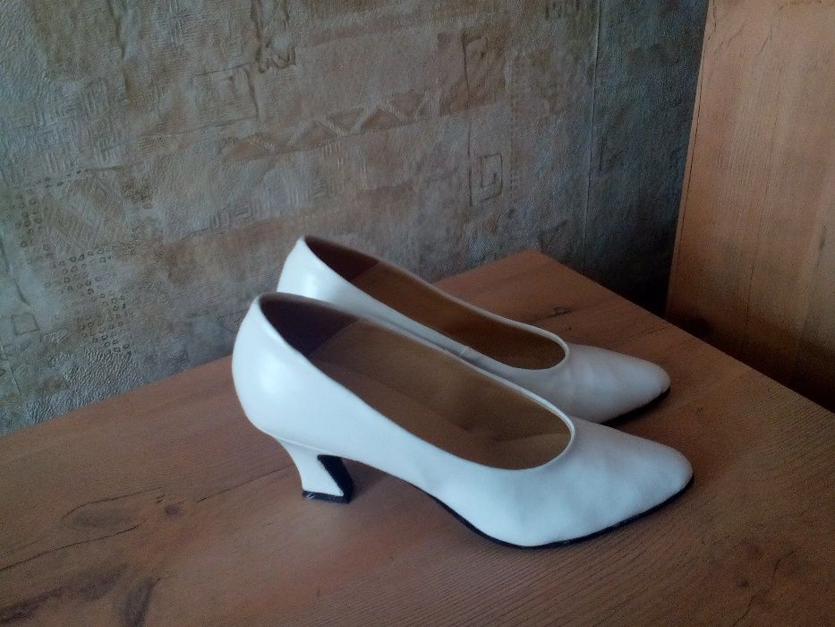 Бели дамски обувки № 37