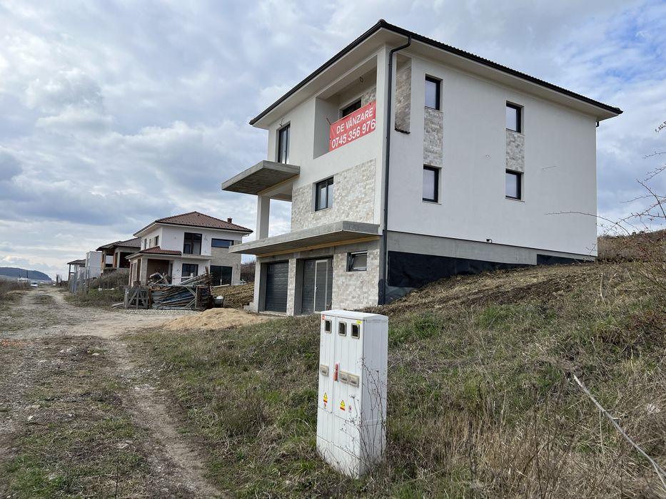 Casa individuala cu demisol , Chinteni , teren 600 mp
