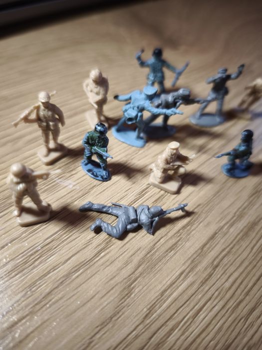 20 броя пластмасови войника